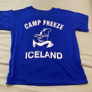 Dark blue T-shirt that reads “Camp Freeze Iceland”.